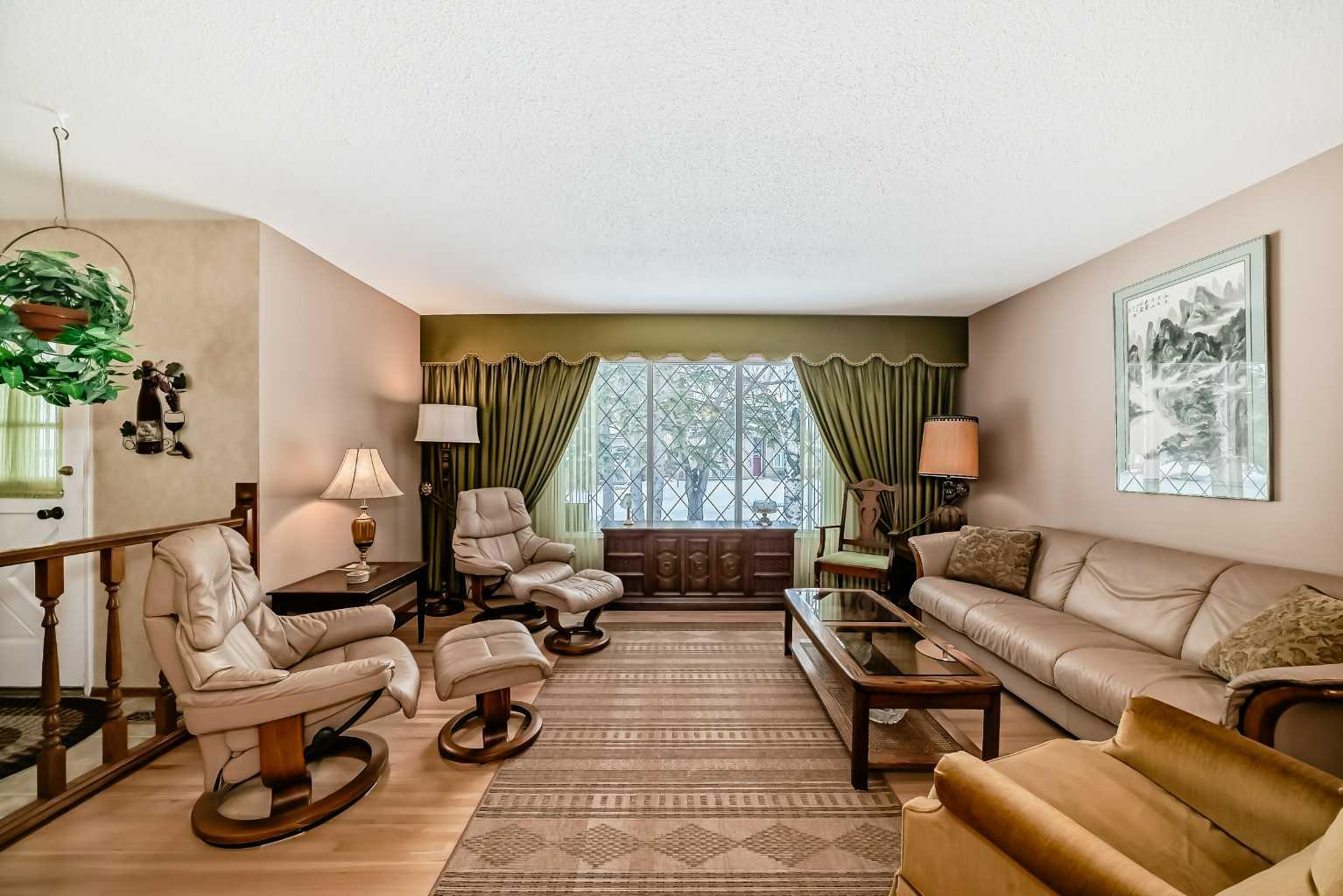 728 Oakhill Place SW