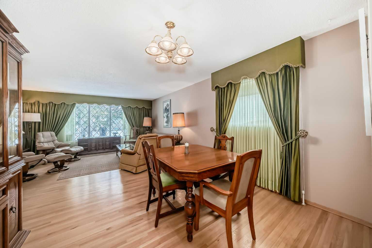 728 Oakhill Place SW