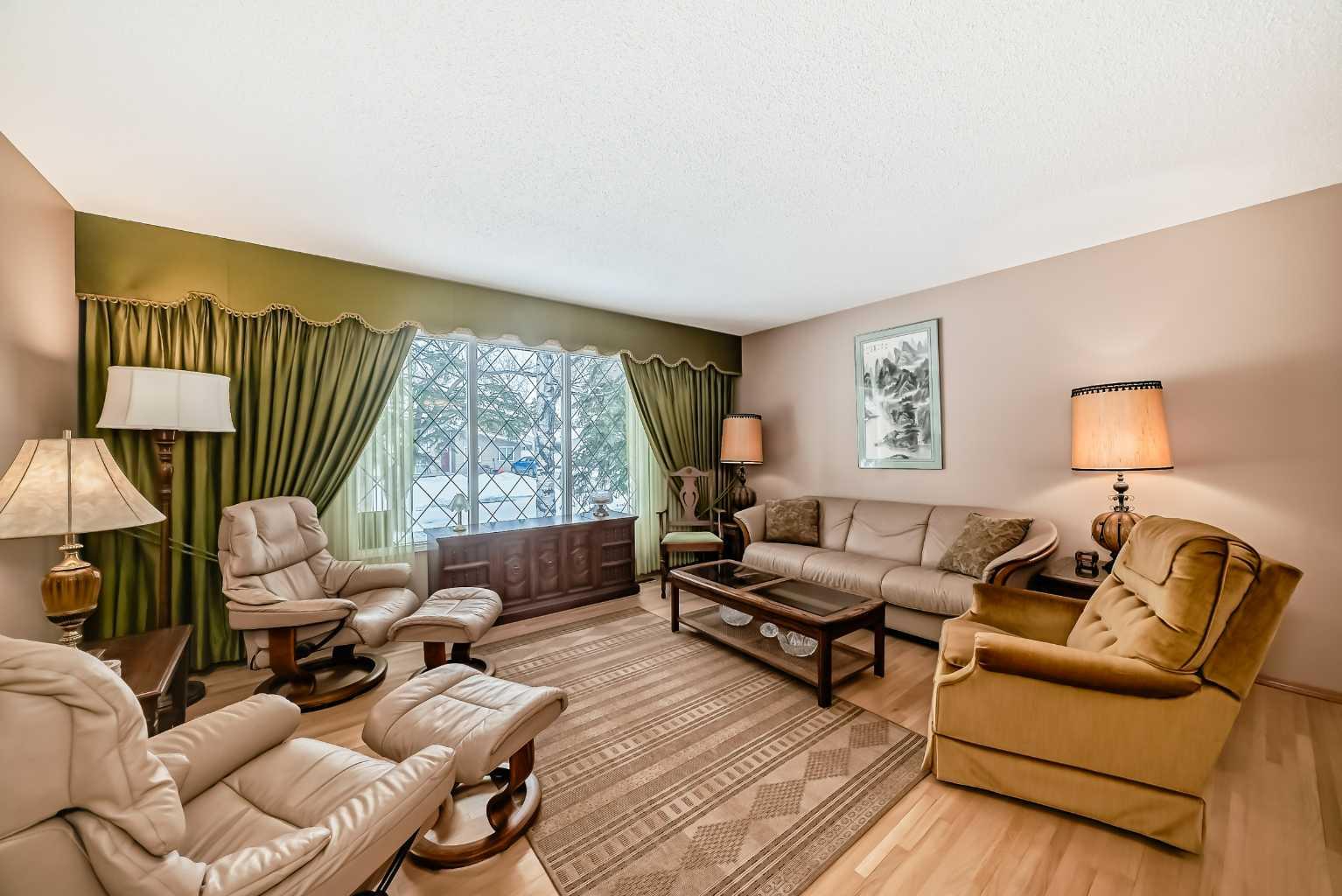 728 Oakhill Place SW