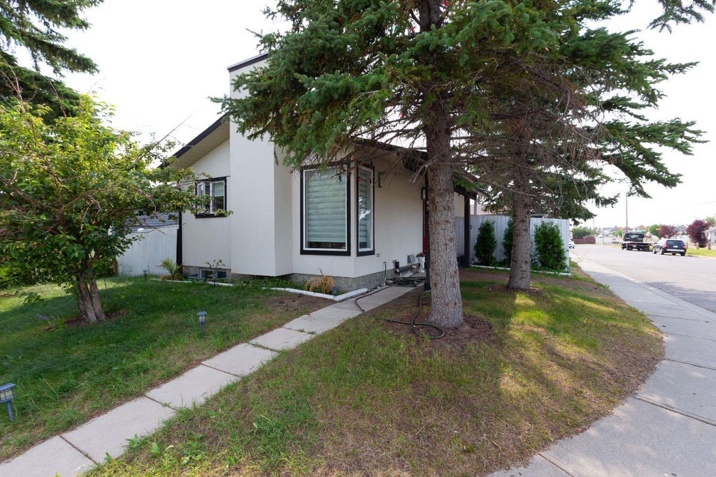 Photo of 95 Castleridge Close NE, Calgary, AB T3J 1Y9 (MLS # A2328599)