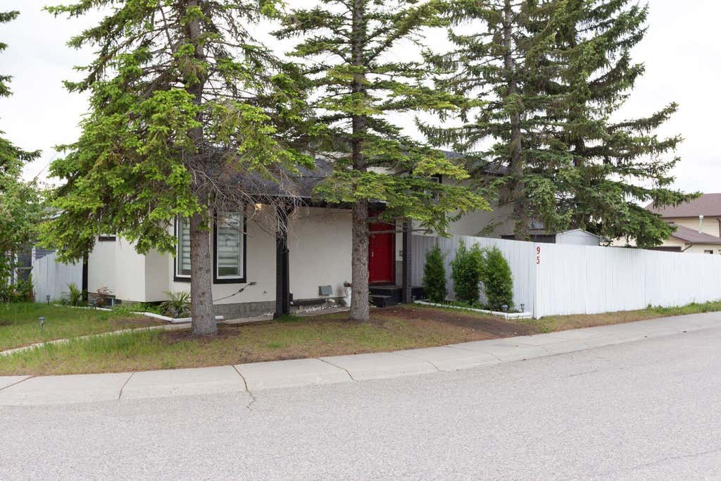 Photo of 95 Castleridge Close NE, Calgary, AB T3J 1Y9 (MLS # A2328599)