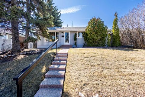 Photo of 811 Seattle Drive SW, Calgary, AB T2W 0M9 (MLS # A2304033)