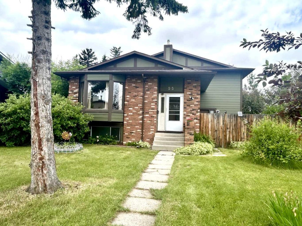 Photo of 55 Bermuda Close NW, Calgary, AB T3K 1G4 (MLS # A2329592)