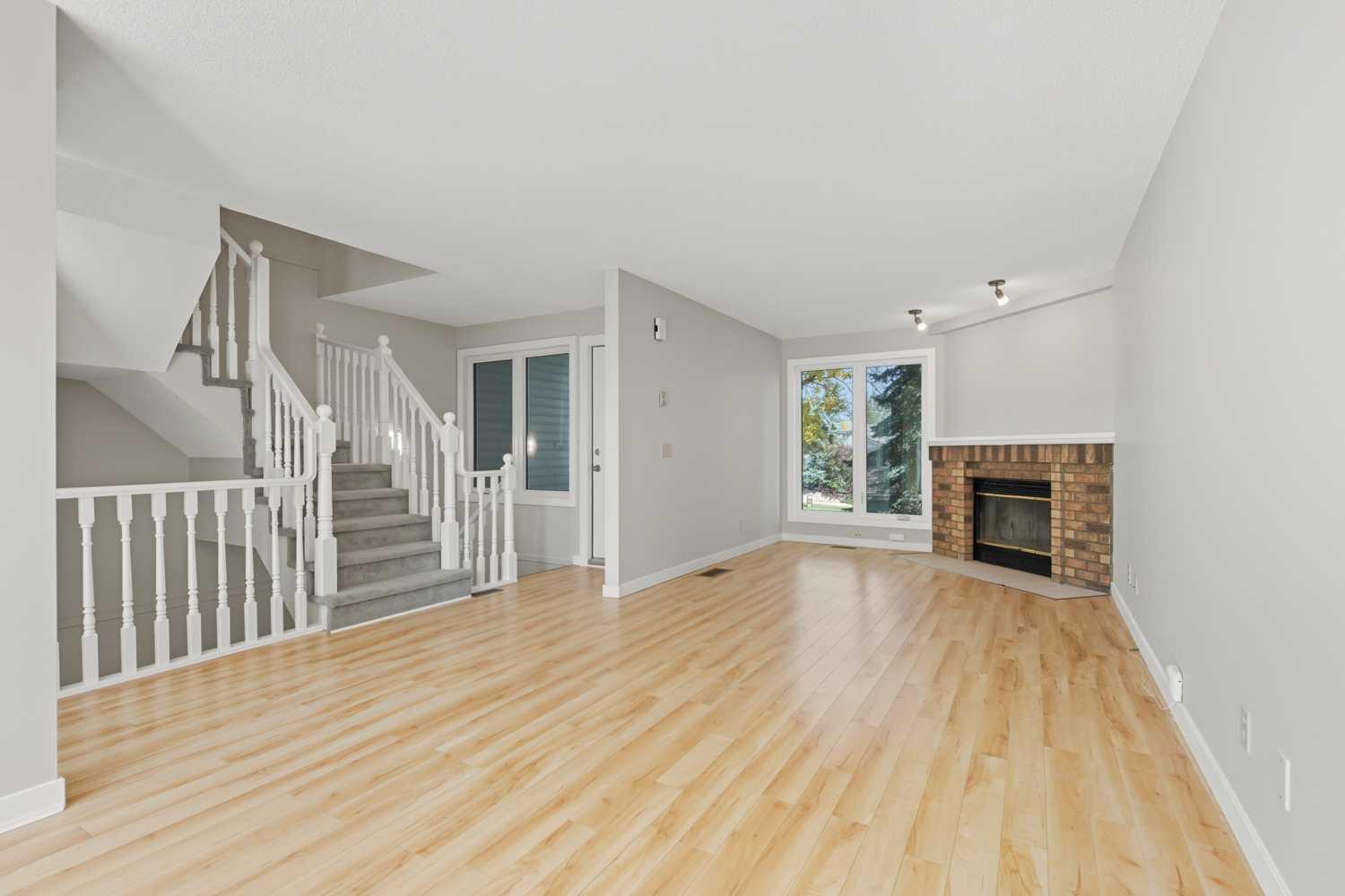 12 Coachway Gardens SW