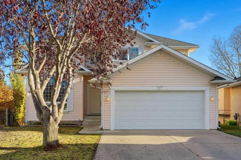 Photo of 137 Sceptre Court NW, Calgary, AB T3L 1X9 (MLS # A2266171) Photo of 137 Sceptre Court NW, Calgary, AB T3L 1X9 (MLS # A2266171)