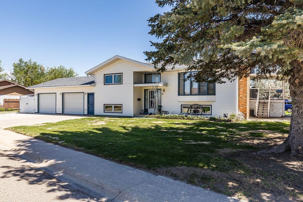 Photo of 9 Rossmere Avenue SE, Medicine Hat, AB T1B 2P4 (MLS # A2316340)