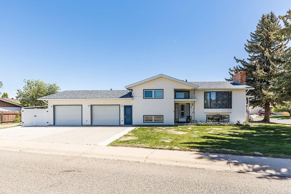 Photo of 9 Rossmere Avenue SE, Medicine Hat, AB T1B 2P4 (MLS # A2316340)