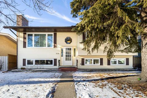 712 Hunterplain Hill NW Calgary AB T2K 4M1