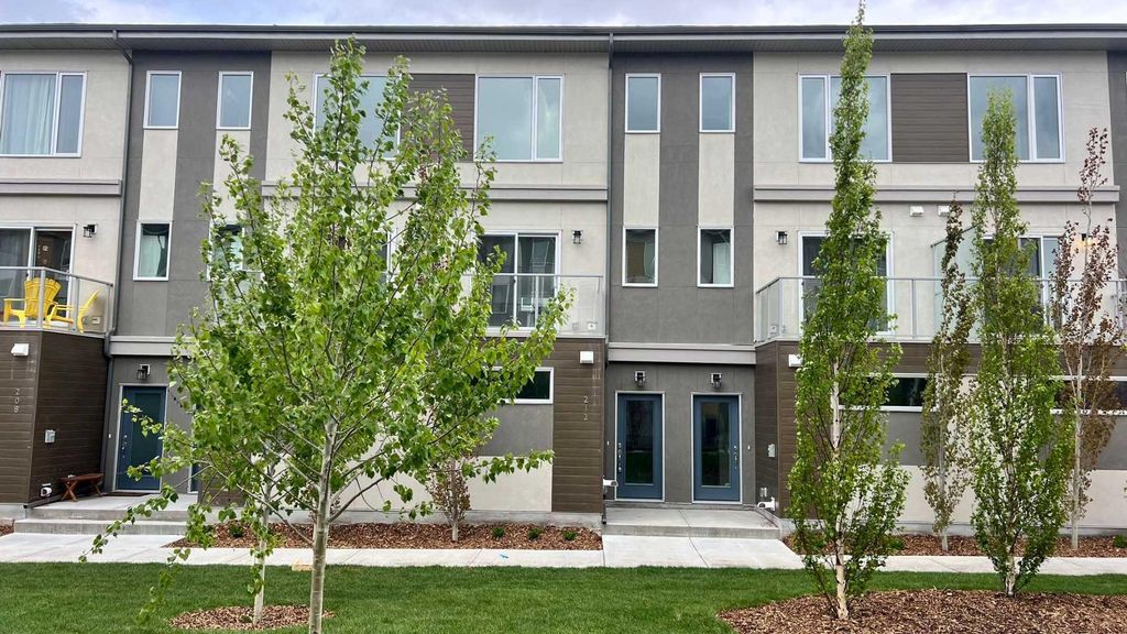 Photo of 212 Shawnee Square SW, Calgary, AB T2Y 0T7 (MLS # A2308350)