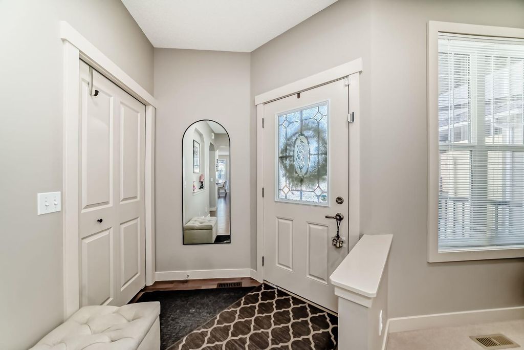 Photo of 293 Everridge Drive SW, Calgary, AB T2Y 5E6 (MLS # A2282037)