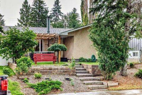 Photo of 728 Willacy Drive SE, Calgary, AB T2J 2B1 (MLS # A2338787)