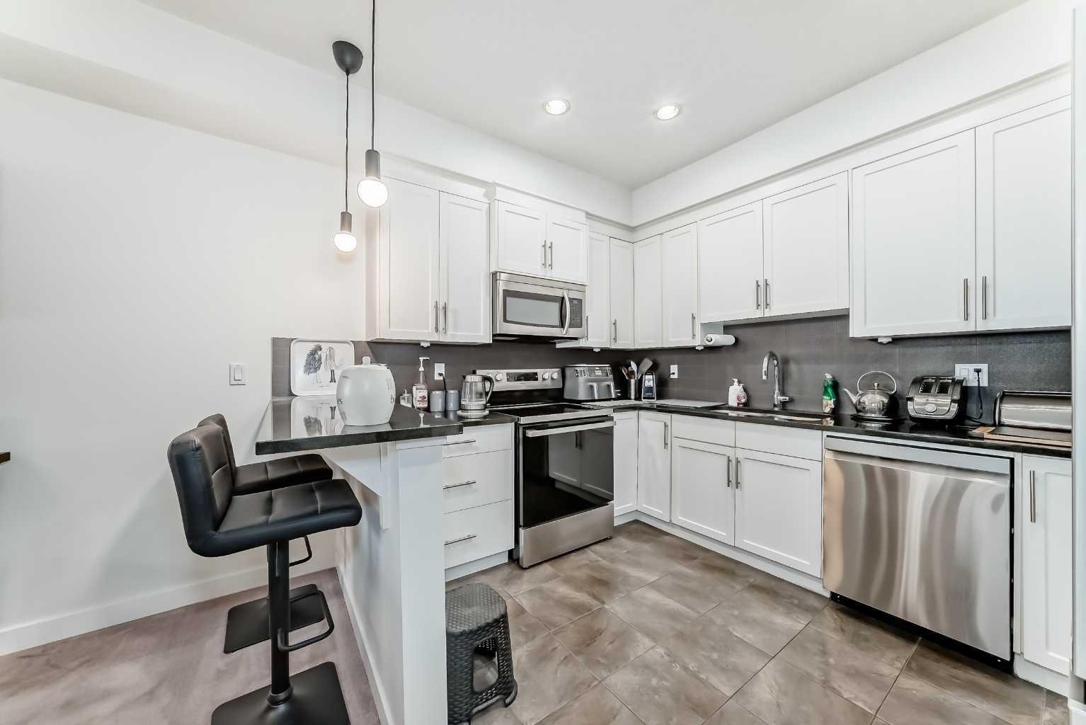 1005A Westmount Drive 211