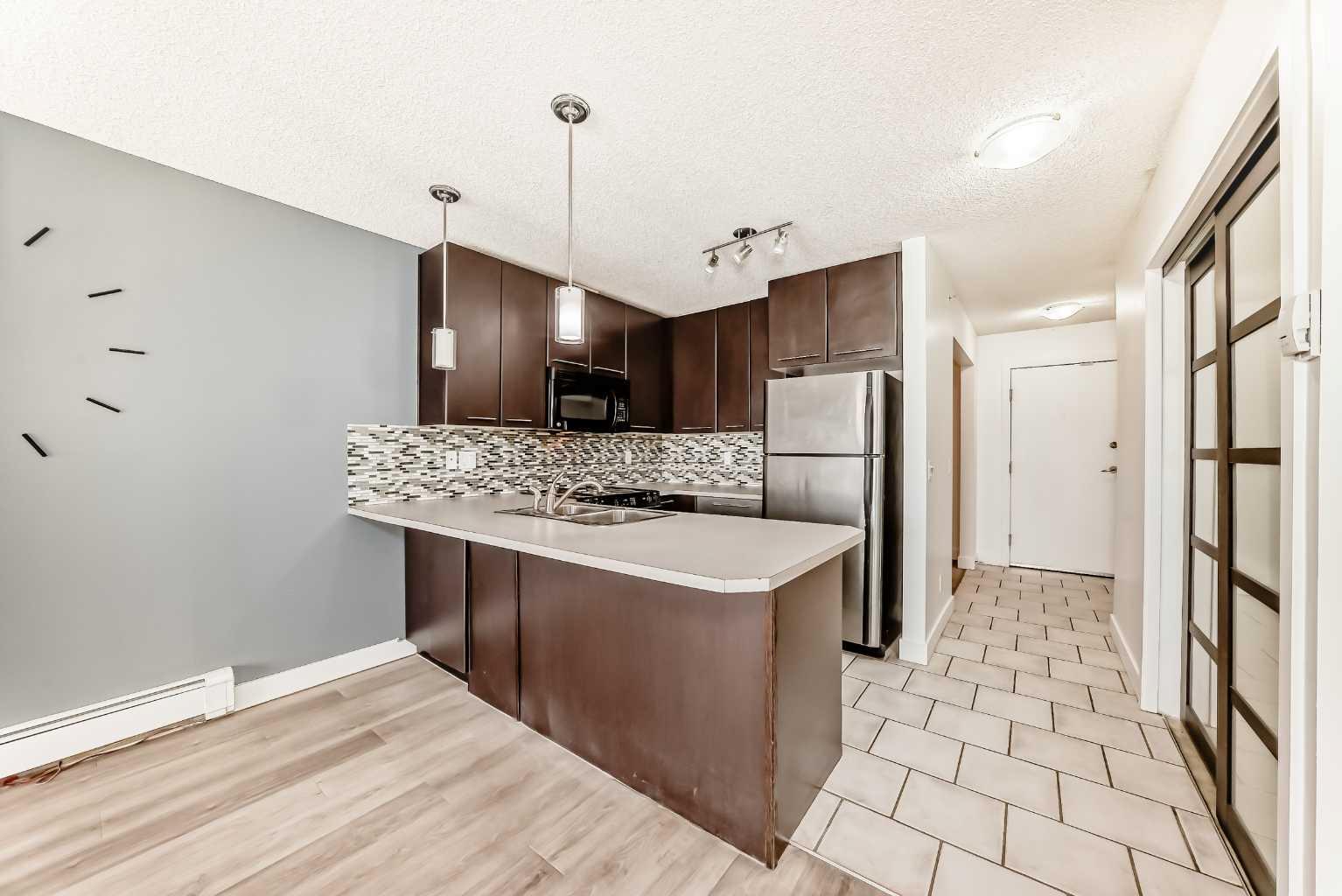 35 Richard Court SW 446