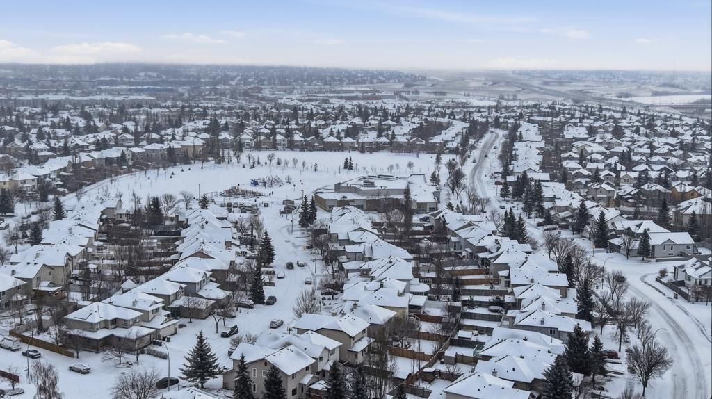 Photo of 75 Somerset Manor SW, Calgary, AB T2Y 3V7 (MLS # A2288395)