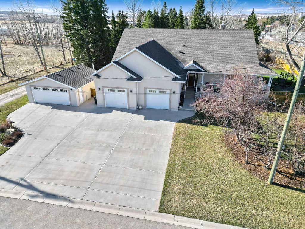 Photo of 341 1 Avenue SE, Diamond Valley, AB T0L 0H0 (MLS # A2296785)