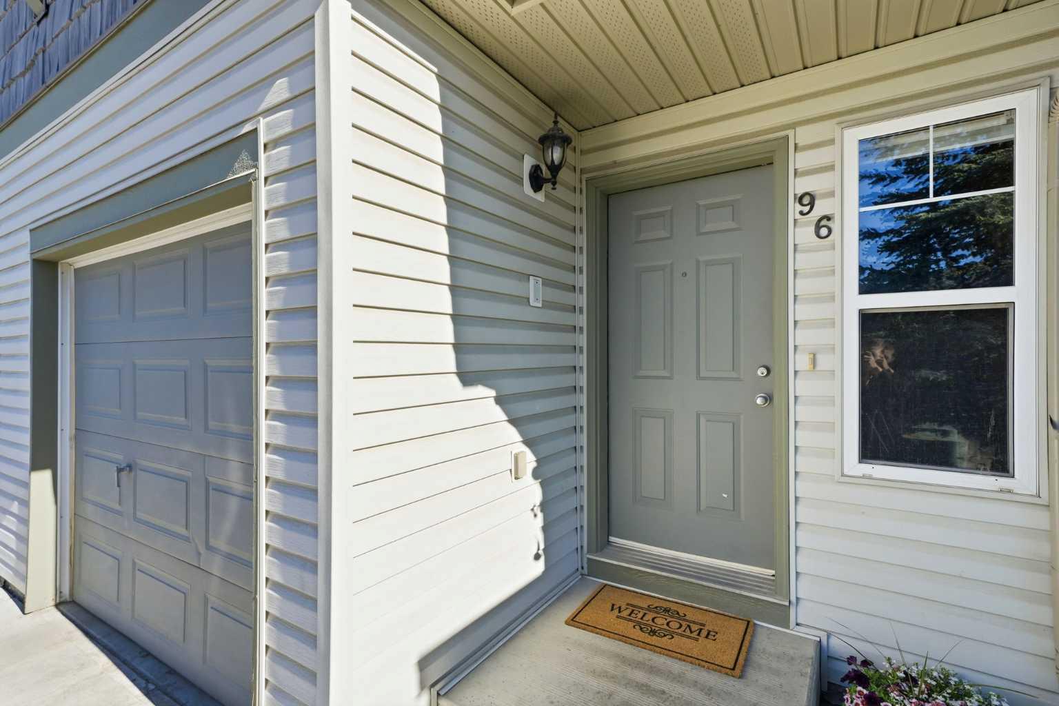 96 Eversyde Court SW