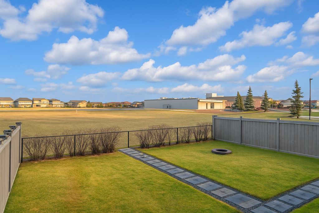 Photo of 72 Rozier Close, Sylvan Lake, AB T4S 0B7 (MLS # A2271495)