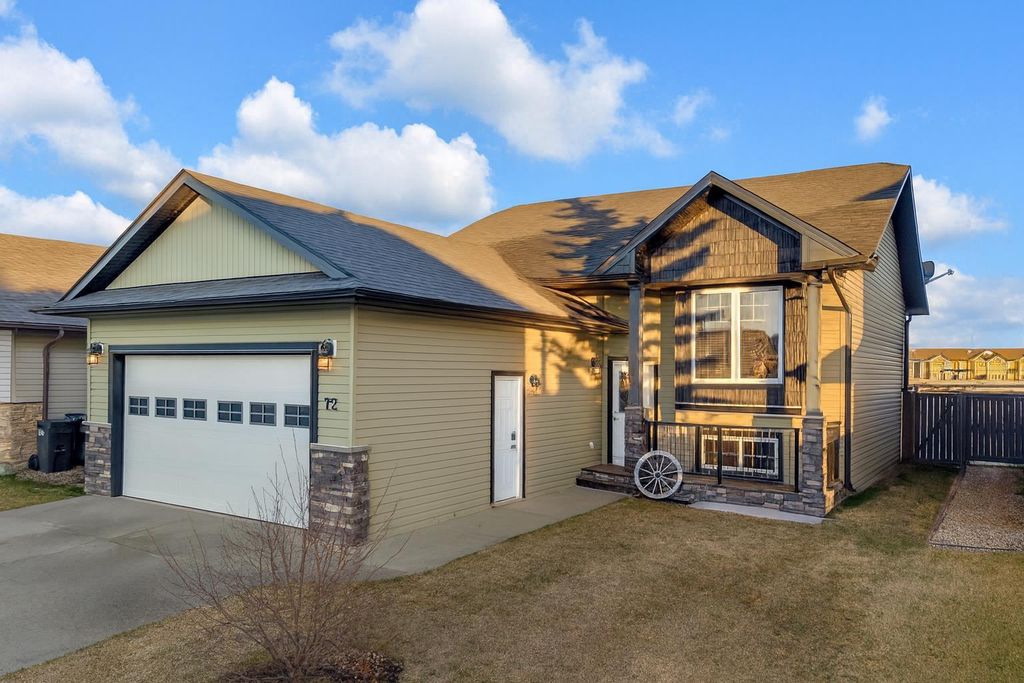 Photo of 72 Rozier Close, Sylvan Lake, AB T4S 0B7 (MLS # A2271495)
