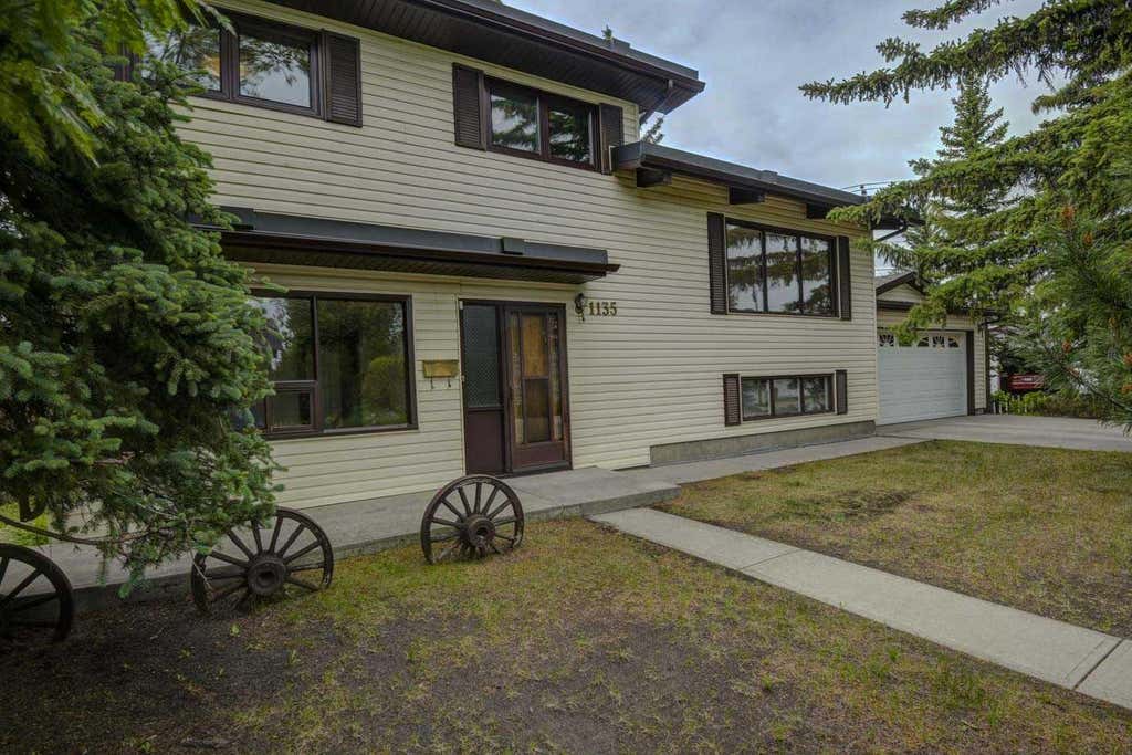Photo of 1135 Southglen Drive SW, Calgary, AB T2W 0X2 (MLS # A2322162)