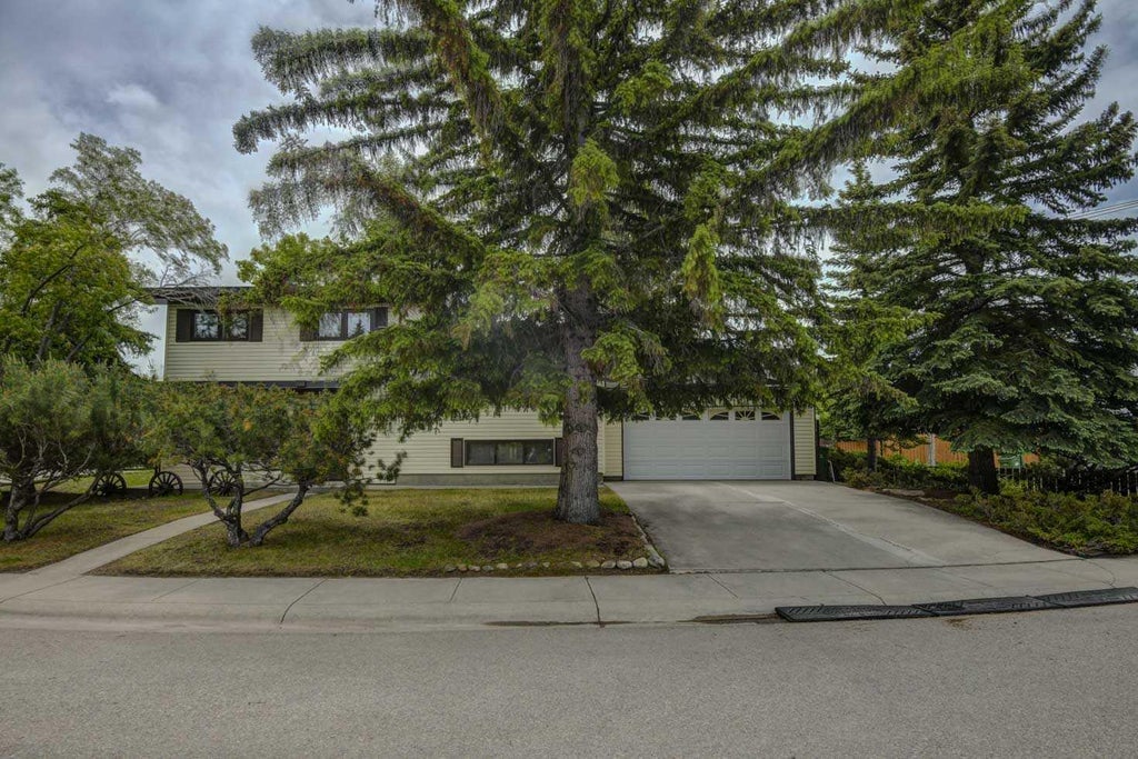 Photo of 1135 Southglen Drive SW, Calgary, AB T2W 0X2 (MLS # A2322162)