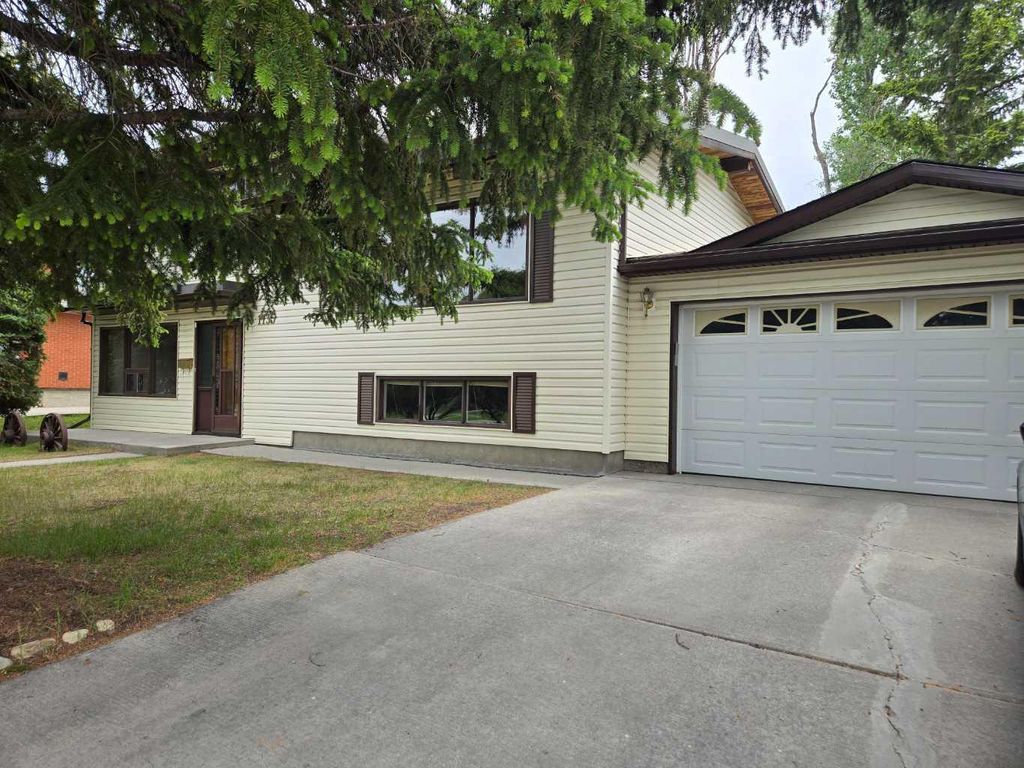 Photo of 1135 Southglen Drive SW, Calgary, AB T2W 0X2 (MLS # A2322162)