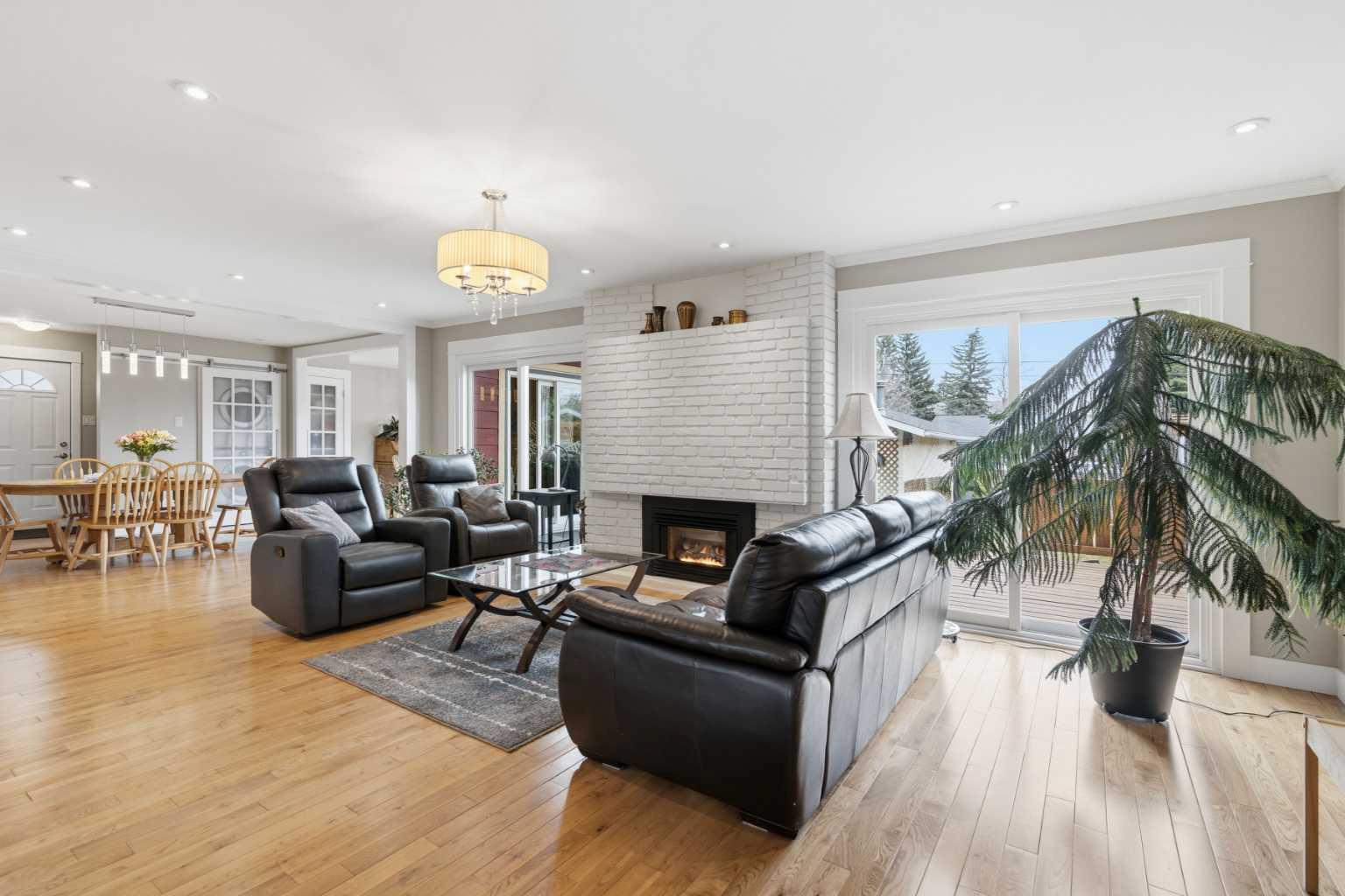 3308 Lakeside Crescent SW