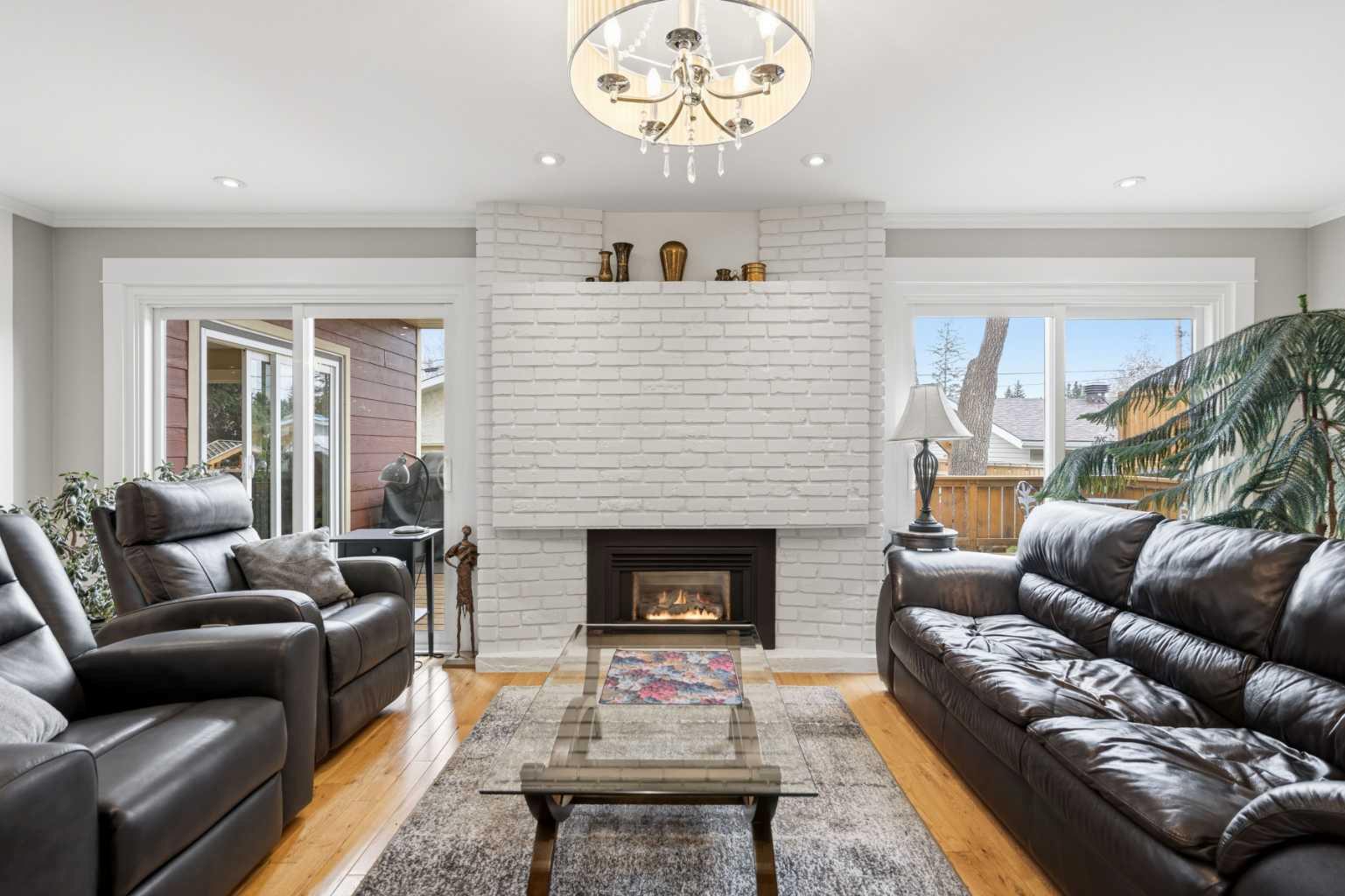 3308 Lakeside Crescent SW