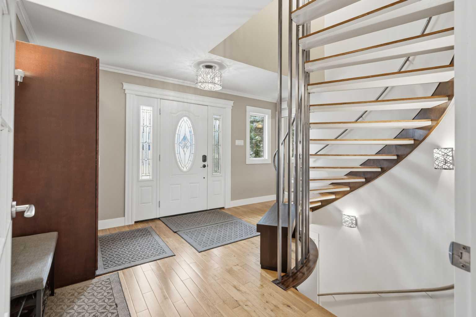 3308 Lakeside Crescent SW