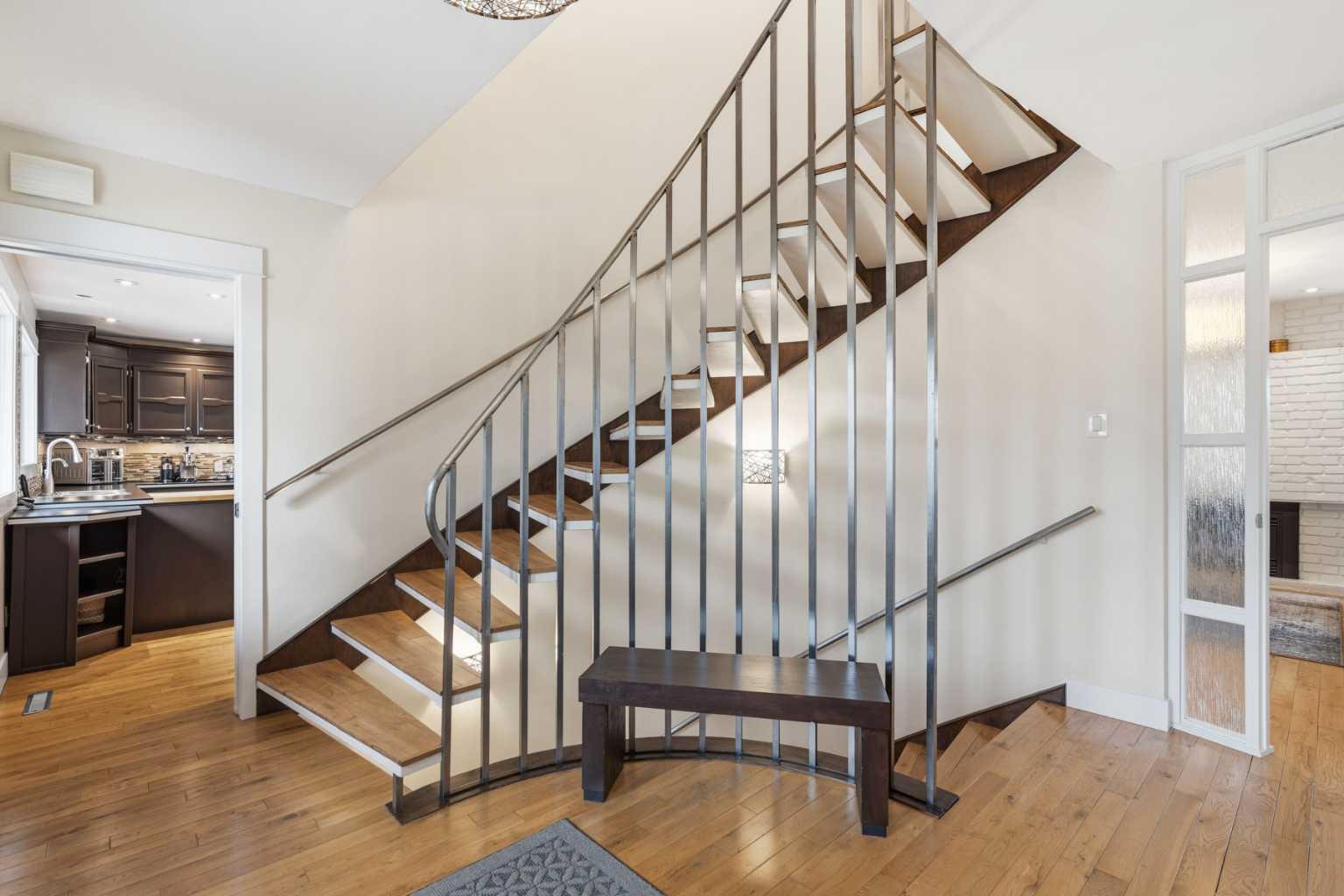 3308 Lakeside Crescent SW