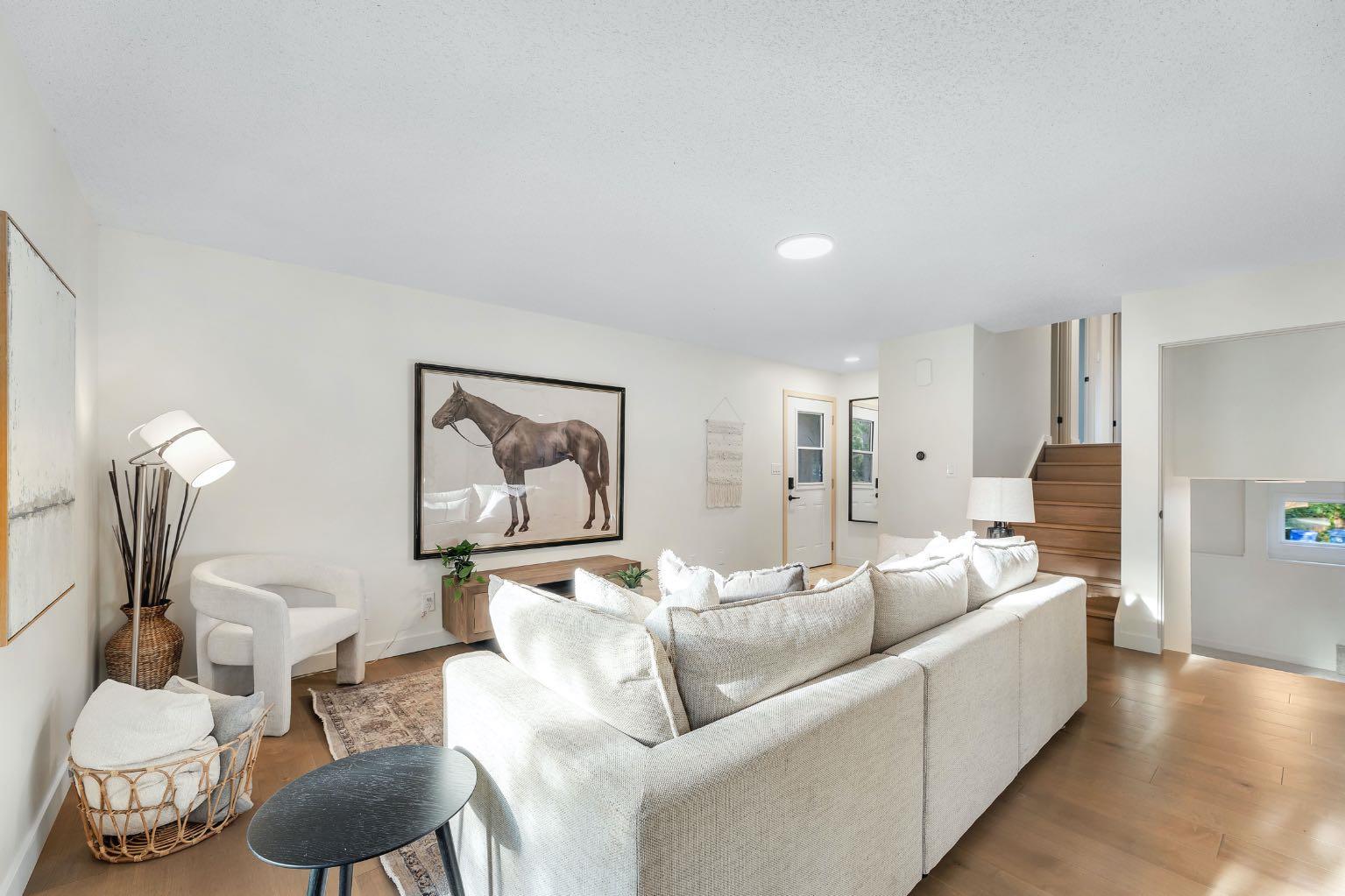 212 Midlawn Close SE