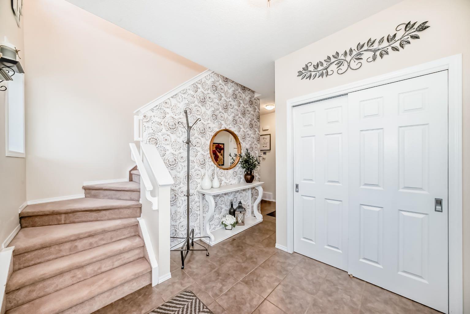 912 Windhaven Close SW