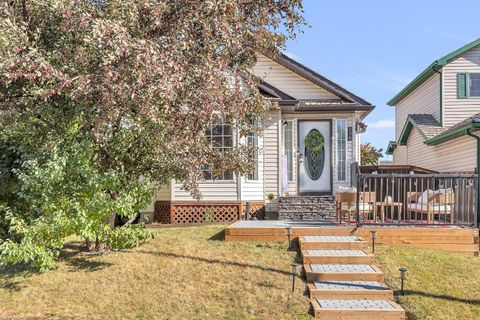 Photo of 236 MT. Aberdeen Close SE, Calgary, AB T2Z 3N3 (MLS # A2264063) Photo of 236 MT. Aberdeen Close SE, Calgary, AB T2Z 3N3 (MLS # A2264063)