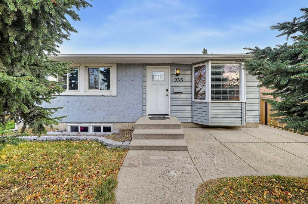 Photo of 935 Madeira Way NE, Calgary, AB T2A 5T3 (MLS # A2353690)
