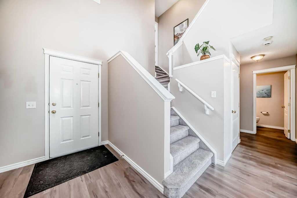 Photo of 9 Somerside Crescent SW, Calgary, AB T2Y 4G8 (MLS # A2297148)