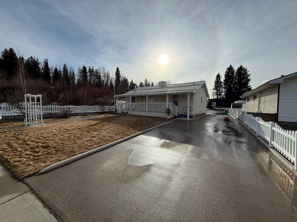 Photo of 152 Sherwood Drive, Hinton, AB T7V 1P6 (MLS # A2286142)