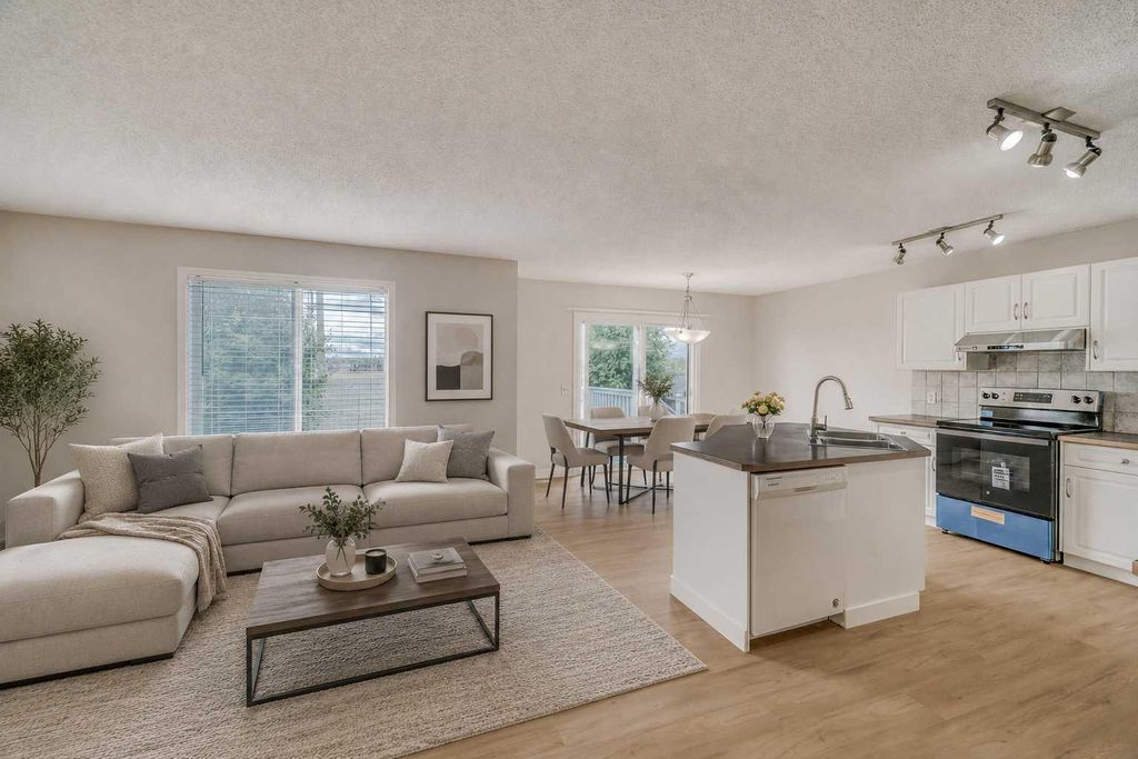 Photo of 130 Somerglen Way SW, Calgary, AB T2Y 4B2 (MLS # A2331916)