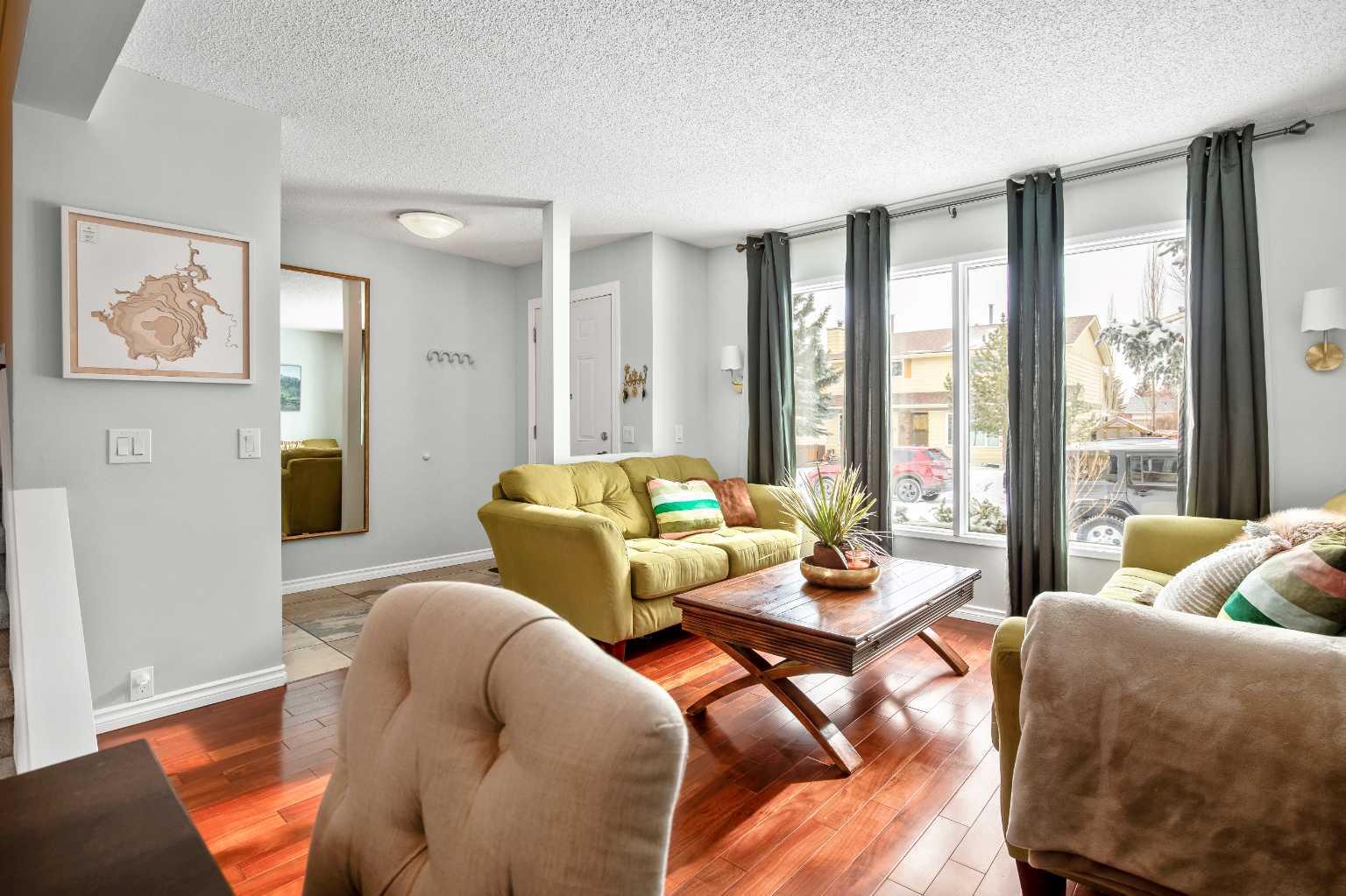 71 Strathcona Crescent SW