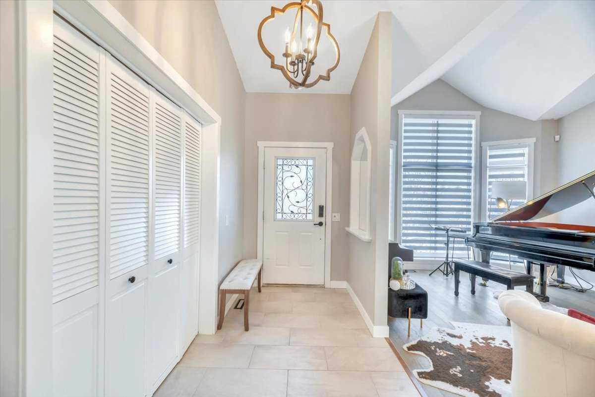 145 SIGNAL HILL Circle SW