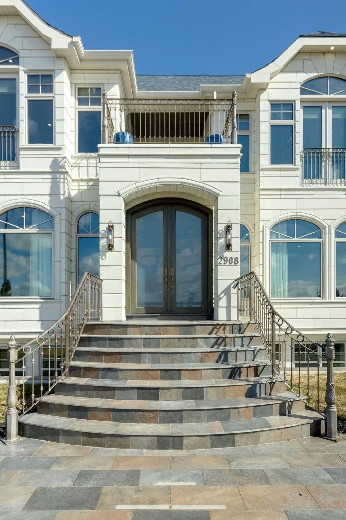 2908 Toronto Crescent NW