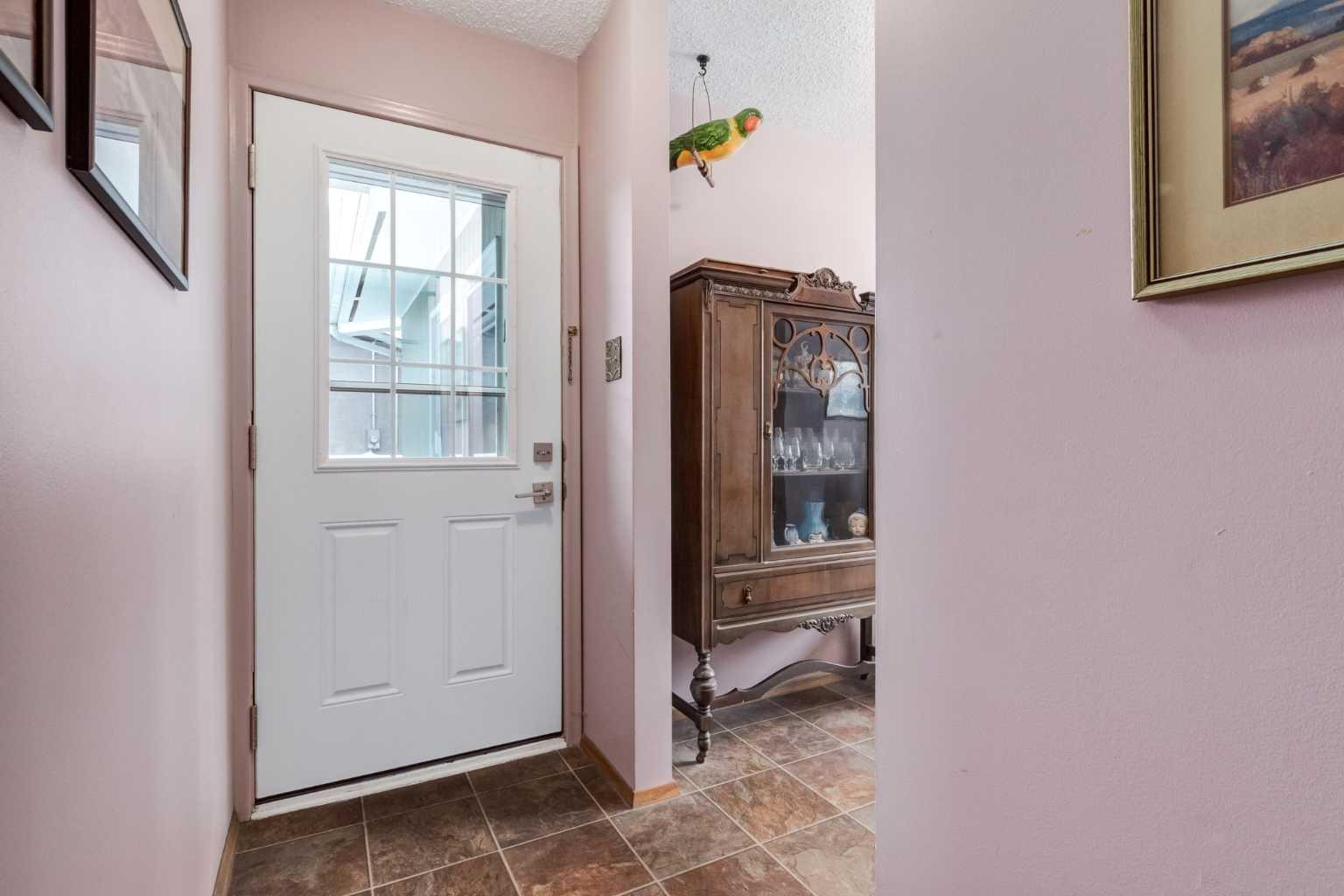 180 Maple Court Crescent SE