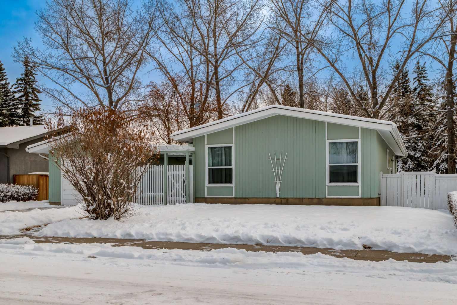 180 Maple Court Crescent SE