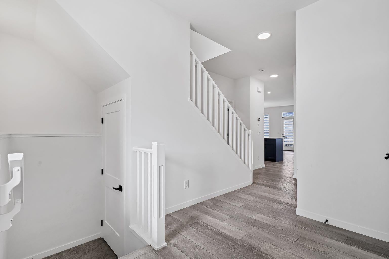 496 MONTEREY Drive SE