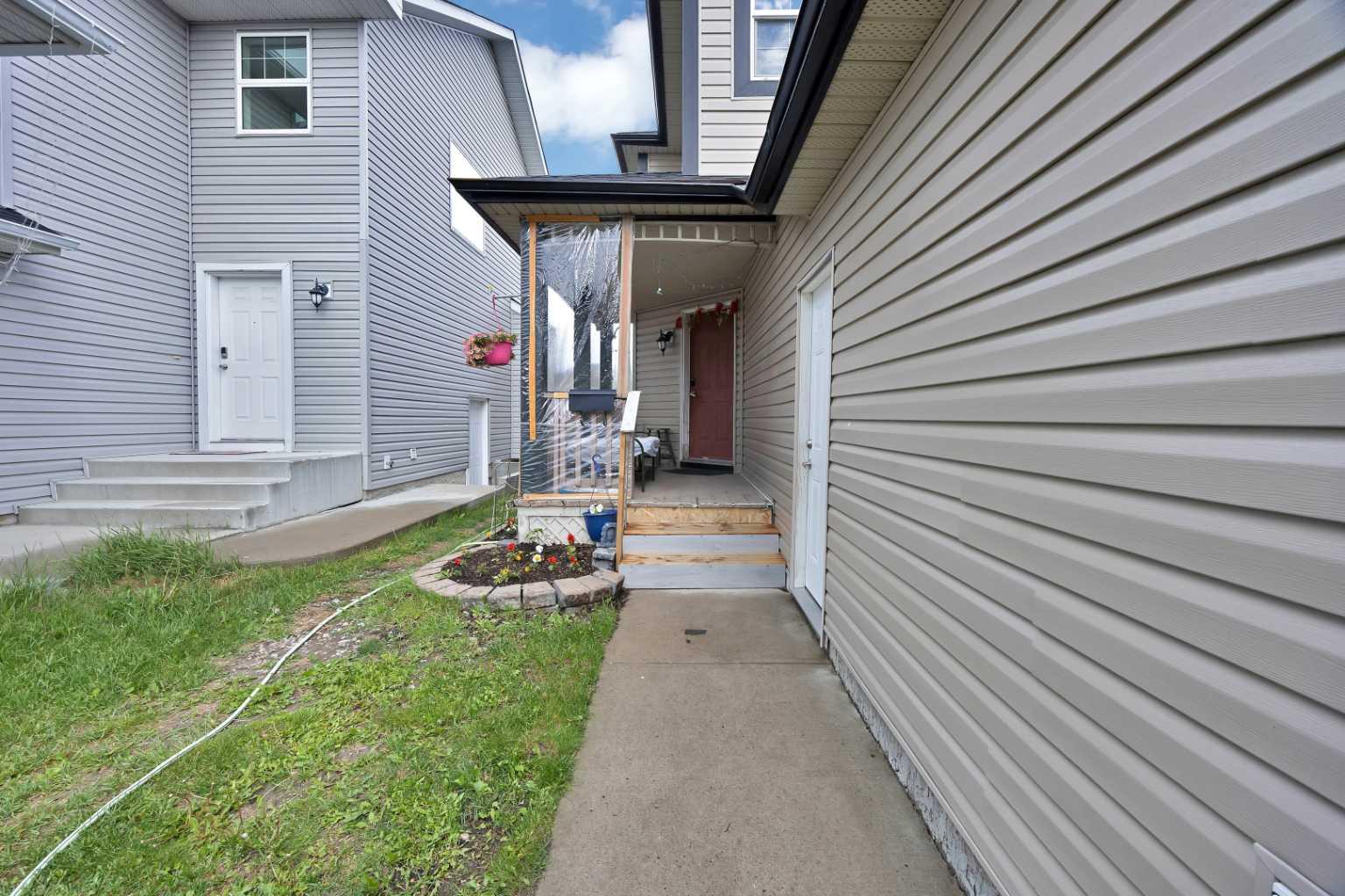 25 Martha's Meadow Place NE