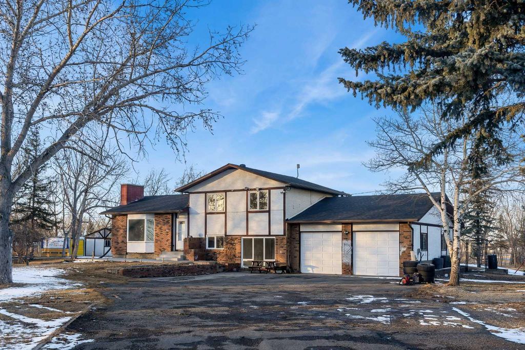 Photo of 40 Pleasant Range Place, Rural Rocky View County, AB T1Z 0H2 (MLS # A2292579)