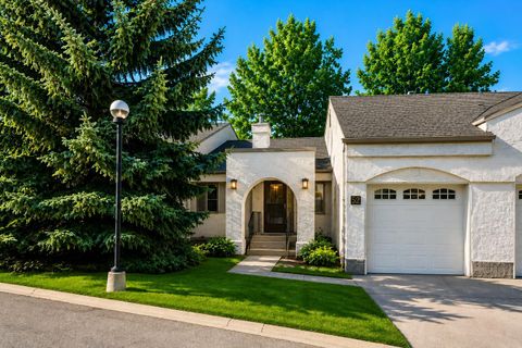 Photo of 52 Sandarac Circle NW, Calgary, AB T3K 3V6 (MLS # A2263600)