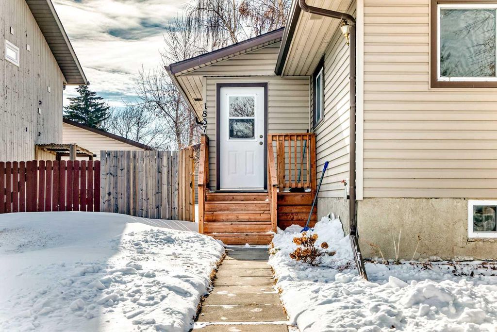 Photo of 1837 Meadowbrook Drive SE, Airdrie, AB T4A 1V5 (MLS # A2287190)