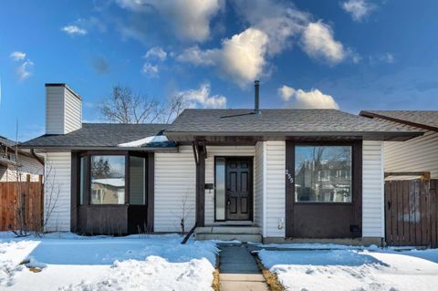 Photo of 255 Castleridge Drive NE, Calgary, AB T3J 1P3 (MLS # A2315103)