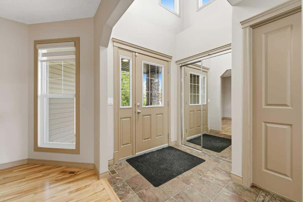 Photo of 137 Evanscove Circle NW, Calgary, AB T3P 0A2 (MLS # A2320802)