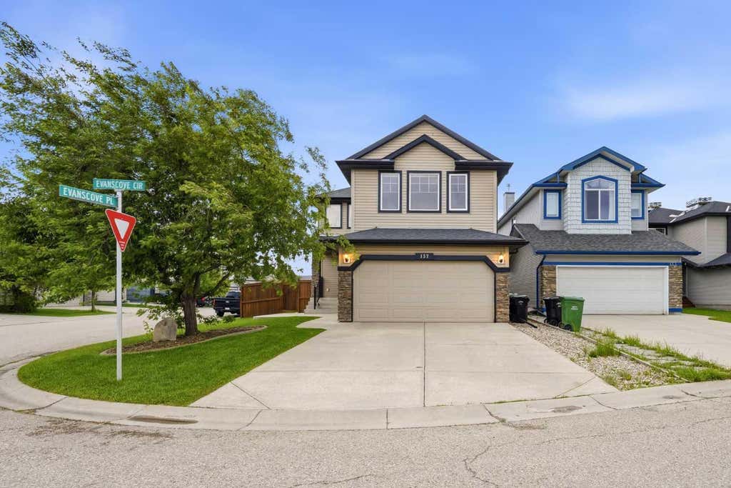 Photo of 137 Evanscove Circle NW, Calgary, AB T3P 0A2 (MLS # A2320802)