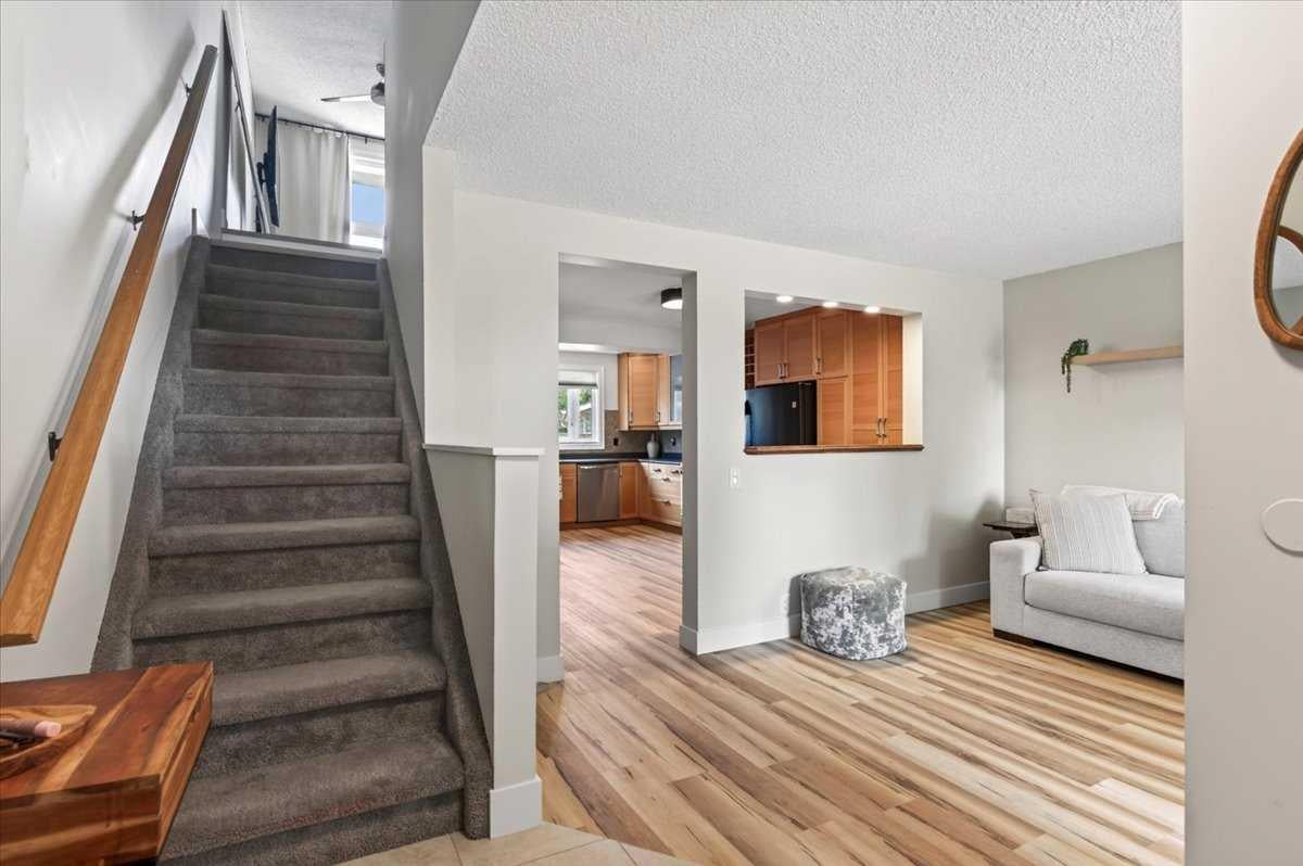 21 Woodhill Court SW